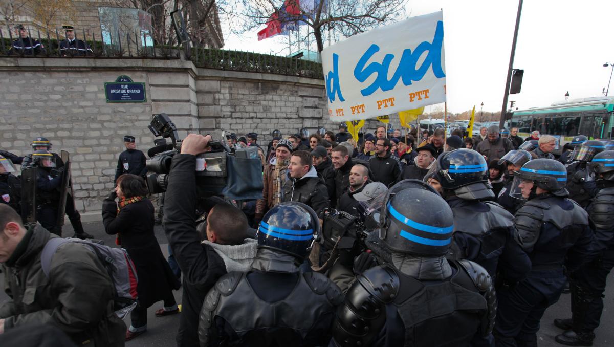 Groupe de CRS encadrant une action Poste avec Olivier Besancenot