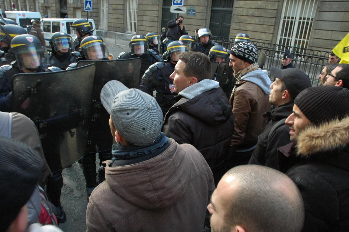 Olivier Besancenot et blocage des CRS en tête de manifestation devant l'assemblée nationale