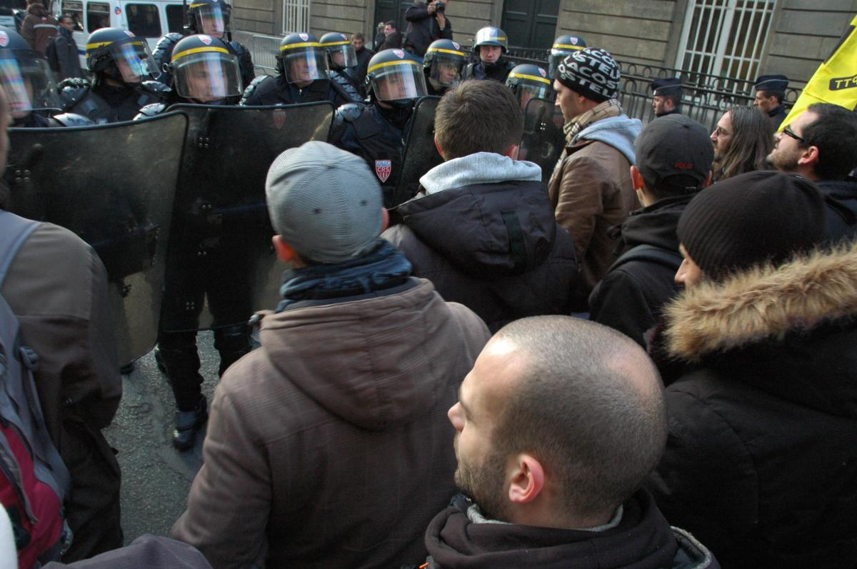 Postiers Sud au contact des CRS devant l'assemblée nationale
