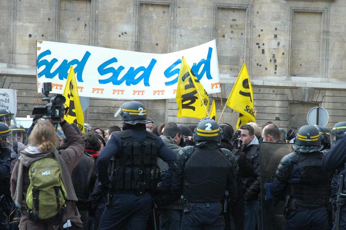 Encerclement de CRS et banderole SUD PTT à l'assemblée nationale