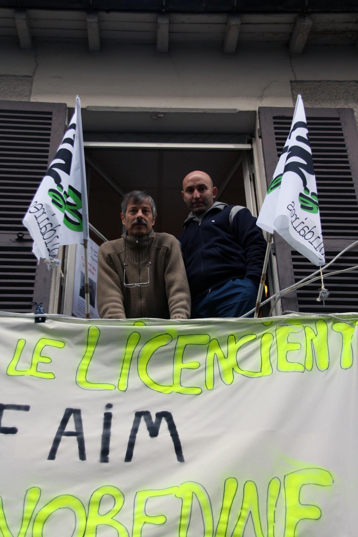 Yann Cochin et Nordine à la fenêtre lors de la grève de la faim des dirigeants SUD-Energie d'EDF-GDF (ERDF-GRDF)