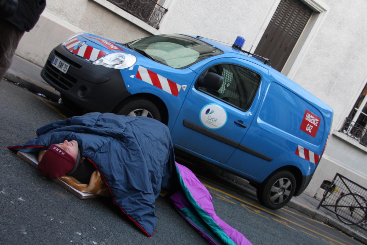 René-Michel Millambourg, en grève de la faim, allongé dans la rue devant une camionnette GRDF