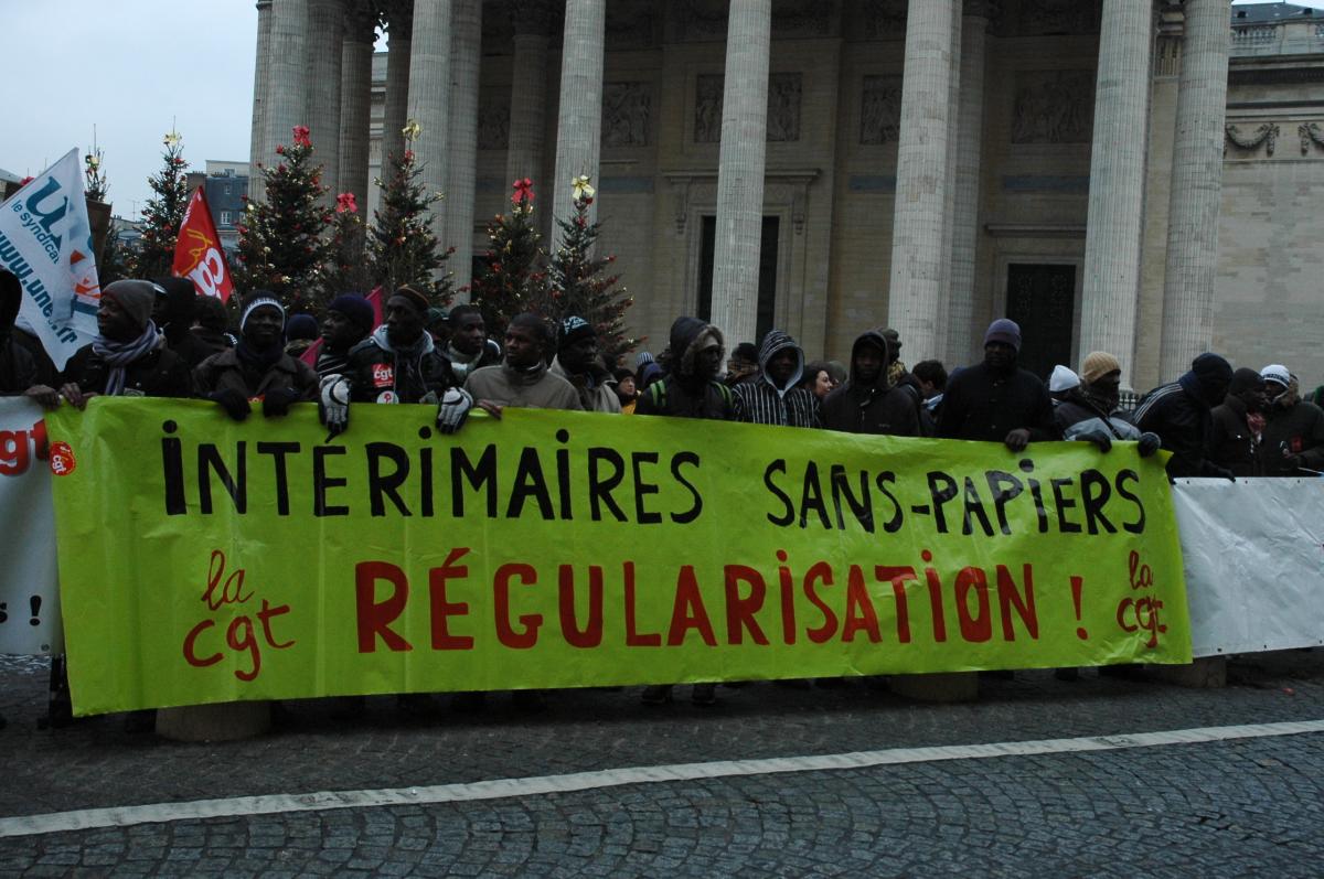 Banderole Interimaires sans-papiers REGULARISATION au Panthéon Paris