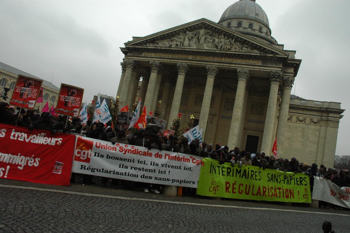 Fronton du Panthéon est écrit. Aux grands hommes la patrie reconnaissante. Sur la place les Sans-Papiers.