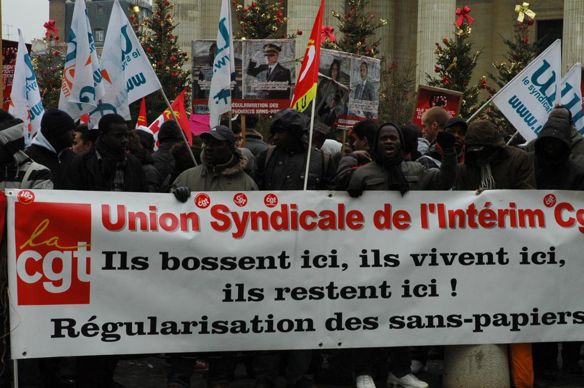 Banderole Cgt de l'union syndicale de l'Intérim tenue par les sans-papiers.