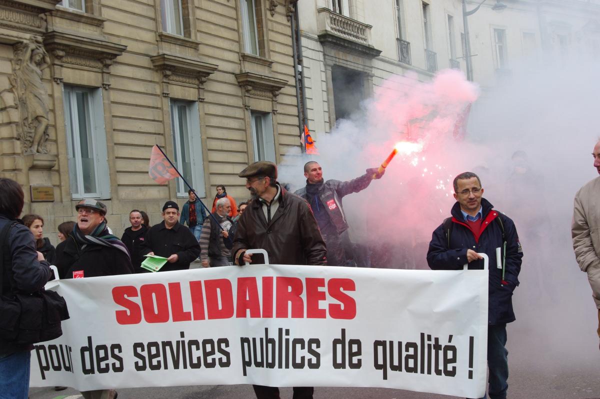 banderole de tête : pour des ervices de qualité et fumgénes en arrière plan