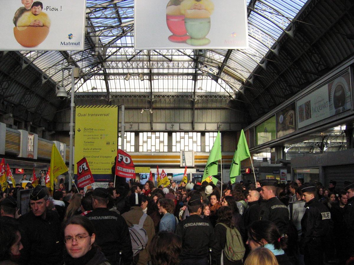 Mouvement contre le CPE. Blocage de la Gare de l'Est le 6 avril.