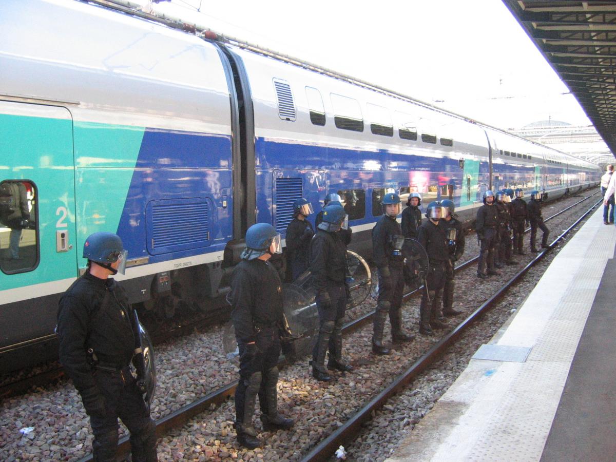 Mouvement contre le CPE. Blocage de la Gare de l'Est le 6 avril.