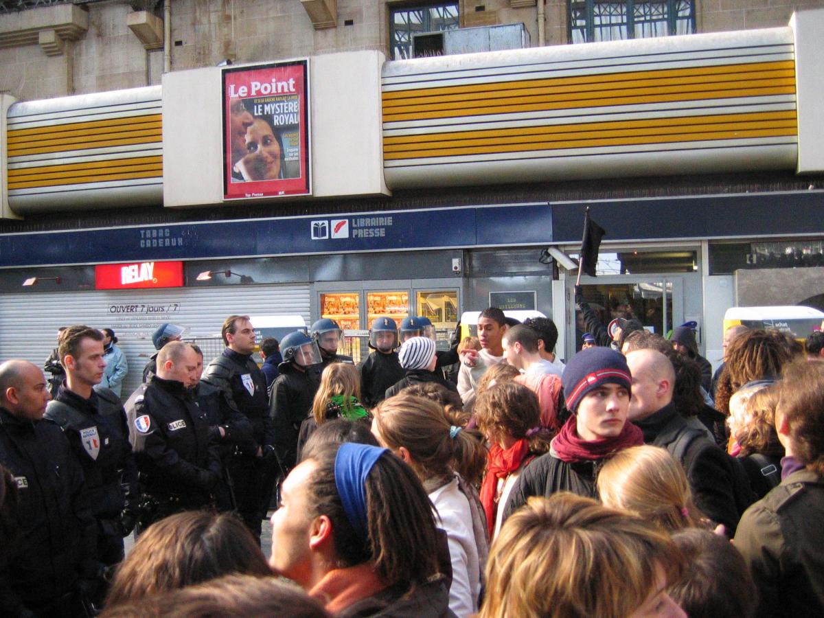 Mouvement contre le CPE. Blocage de la Gare de l'Est le 6 avril.