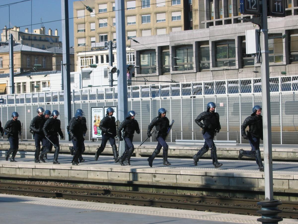 Mouvement contre le CPE. Blocage de la Gare de l'Est le 6 avril.