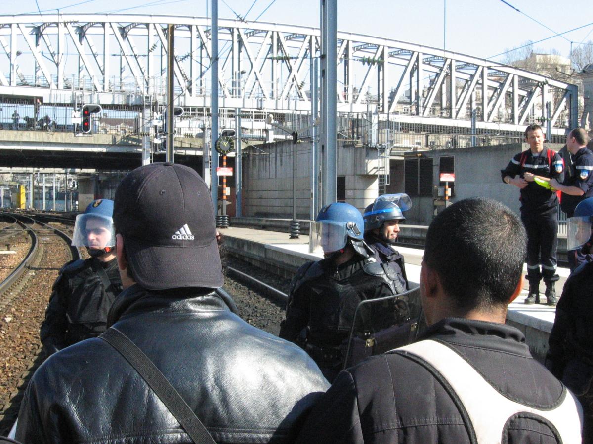 Mouvement contre le CPE. Blocage de la Gare de l'Est le 6 avril.