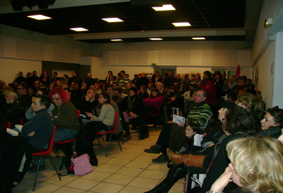 militants NPA et les ALTERNATIFS dans la salle NOMADE Marseille