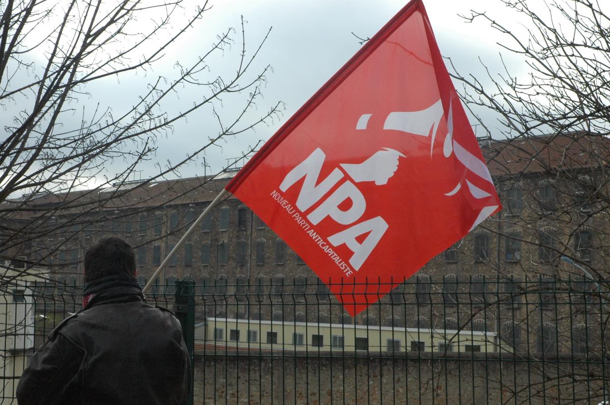 drapeau Npa devant la Prison de Fresnes ou se trouve Jean Marc ROUILLAN.