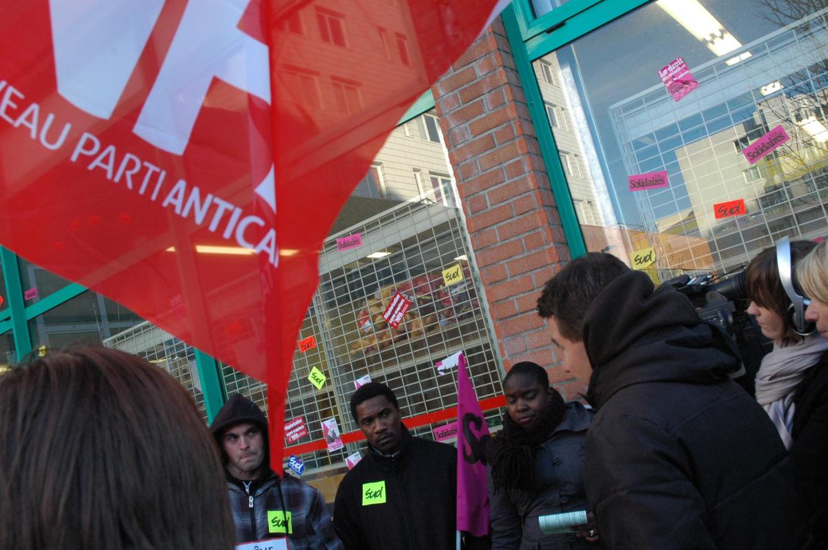 Olivier Besancenot soutien les salariés ED en grève depuis six semaines à Evry Essonne.