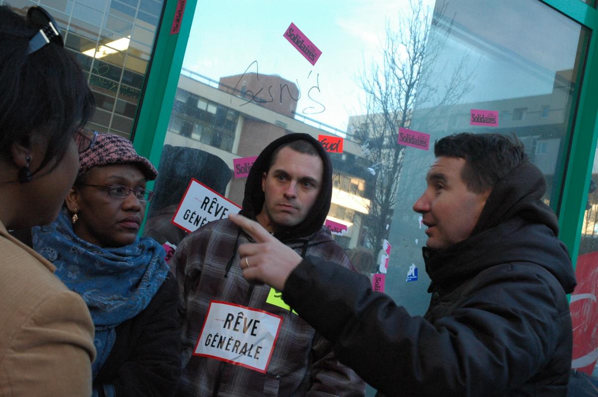 Olivier Besancenot soutien les salariés ED en grève depuis six semaines à Evry Essonne.
