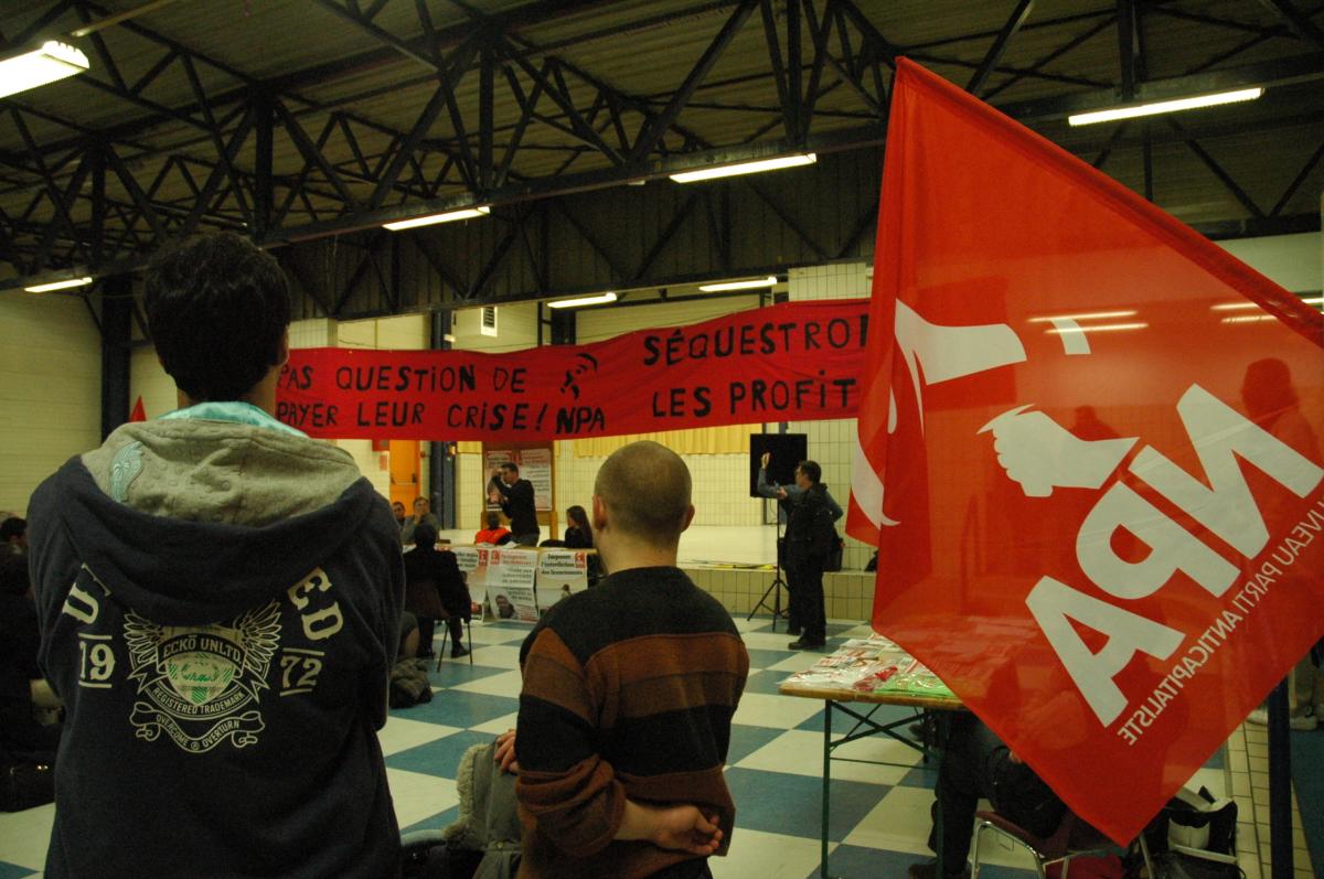 drapeau Npa au meeting des élections régionales ville d'Evry Essonne.