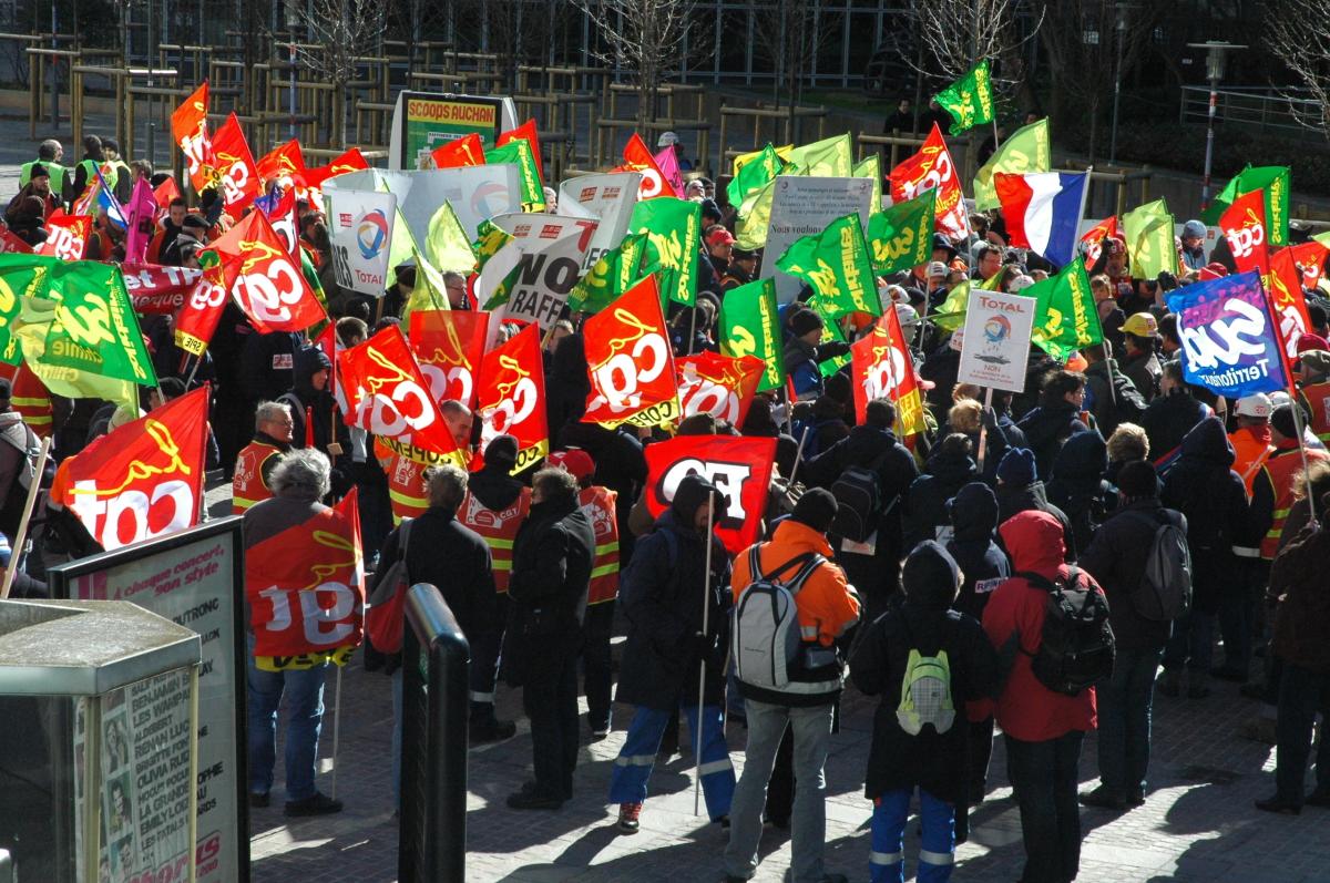 Total salariés devant le siège de la Défense.