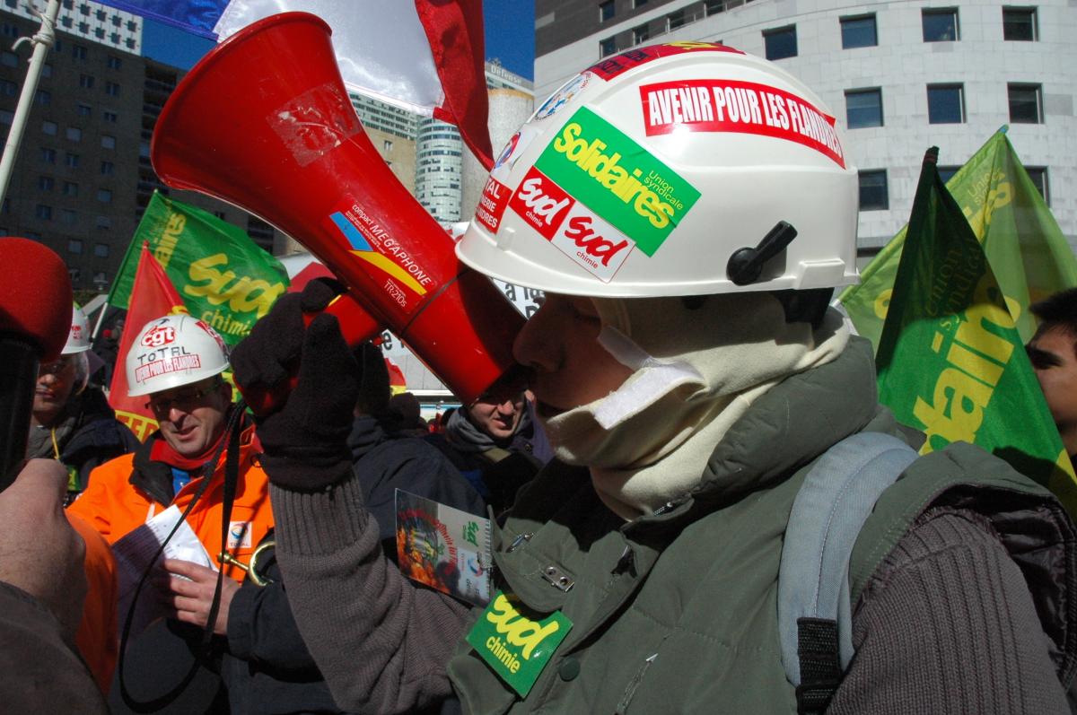 Porte voix de Sud Chimie Total.