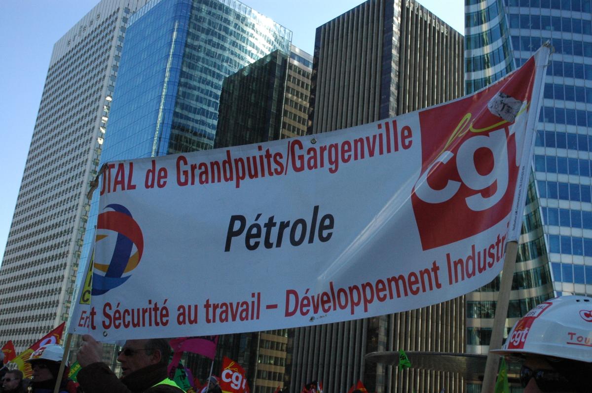 Banderole Cgt TOTAL de Grandpuits Gargenville.