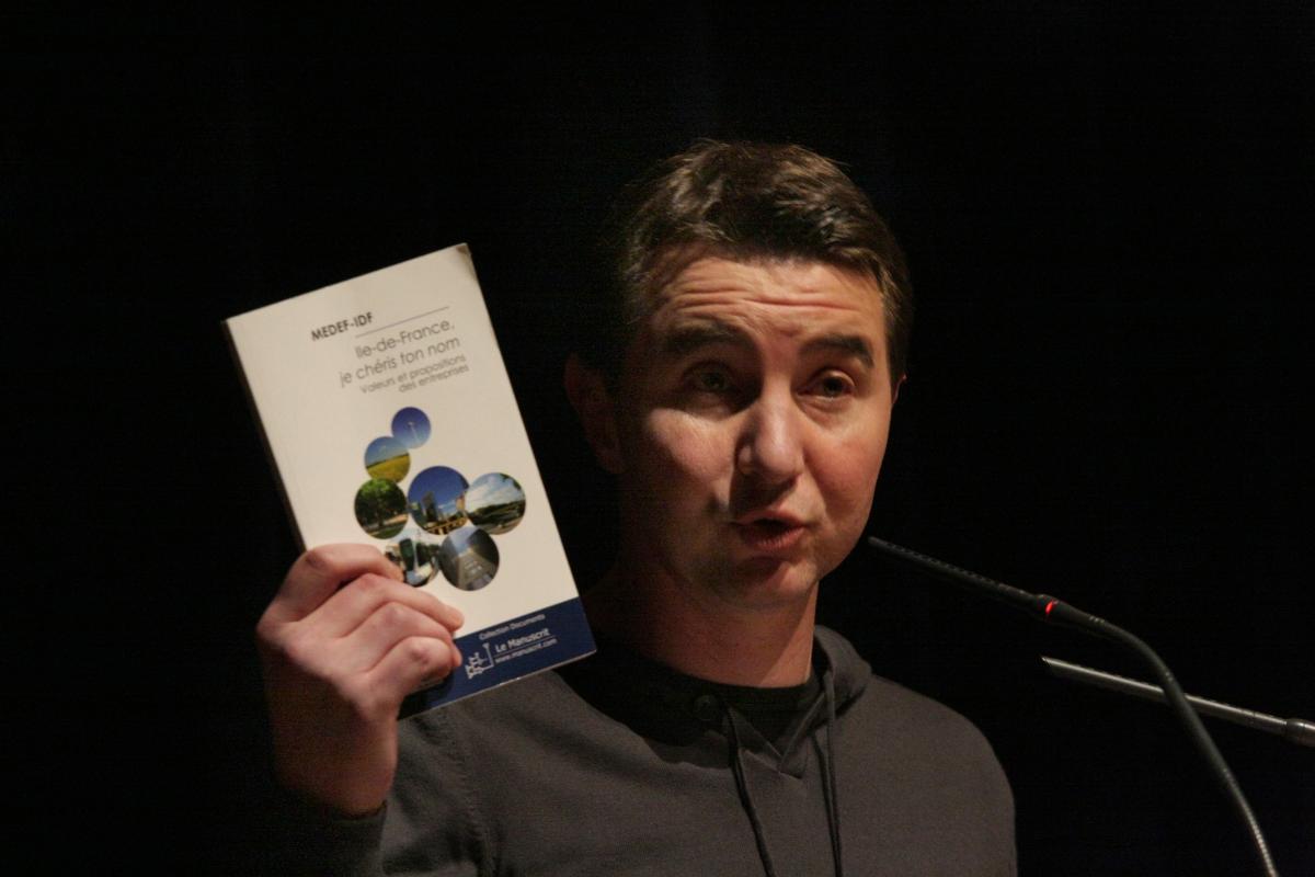 Olivier Besancenot avec le livre du MEDEF