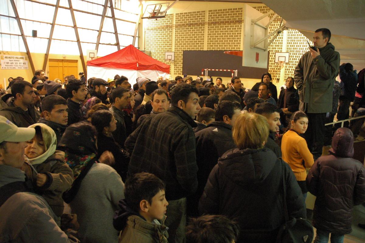 Rassemblement par l'autorité gouvernementale pour l'expulsion vers la Roumanie.