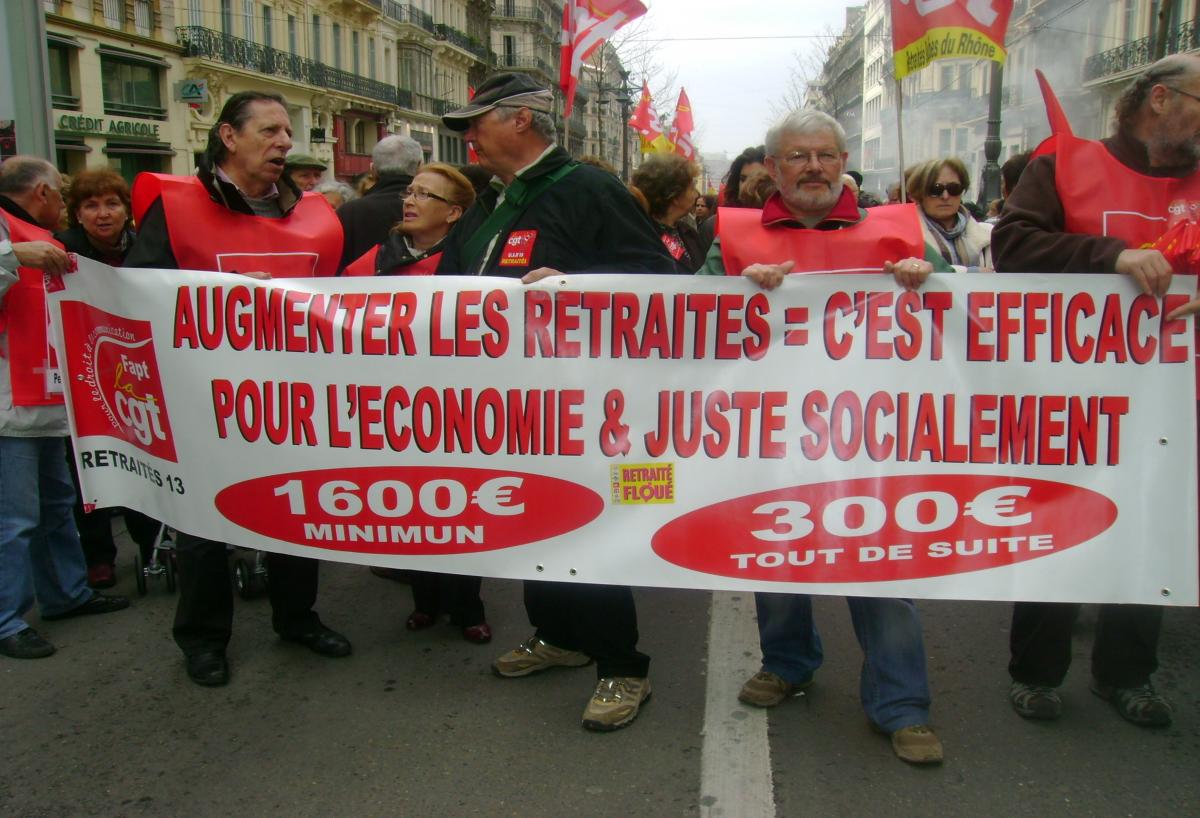banderole : augmenter les retraites = c'est efficace pour l'économie & juste socialement
