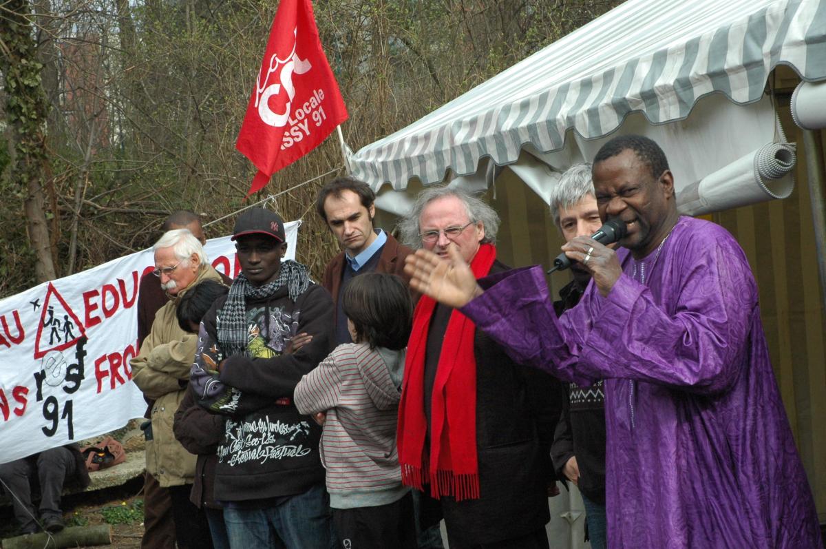 Un camarade Cgt musicien, présente son orchestre en solidarité pour la fête des sans-papiers.