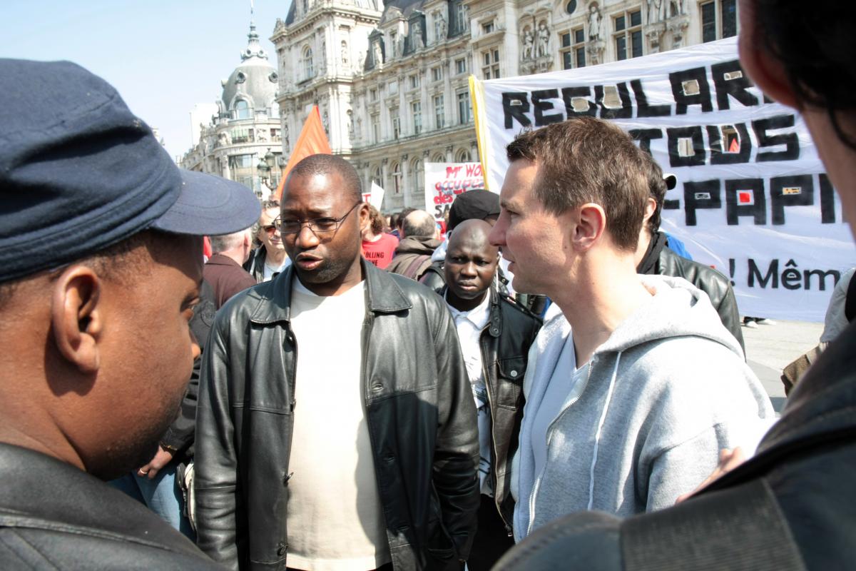 Olivier Besancenot devant la banderole du NPA