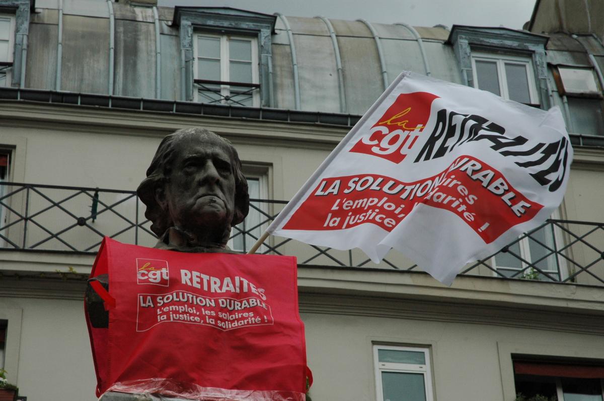 statue et drapeau Cgt Retraite la solution durable.