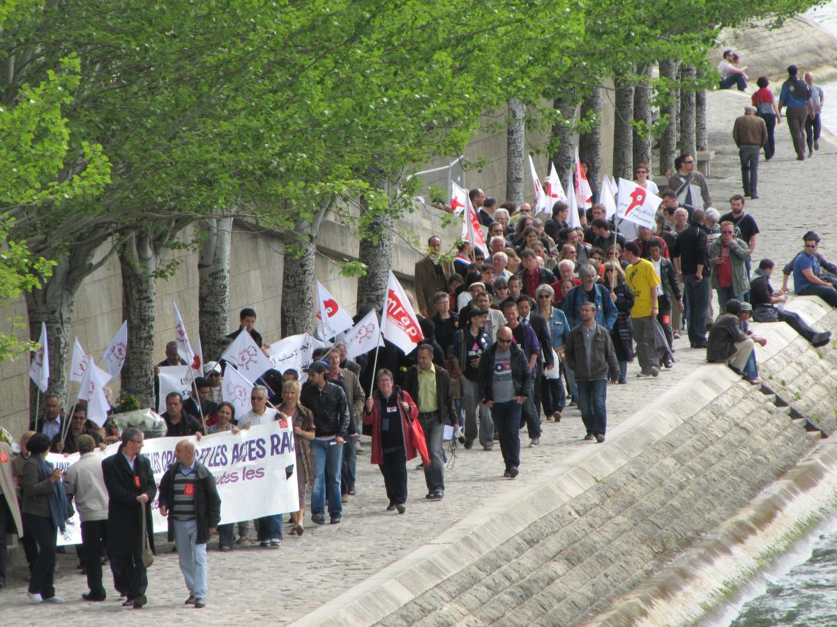 cortège le long de la Seine