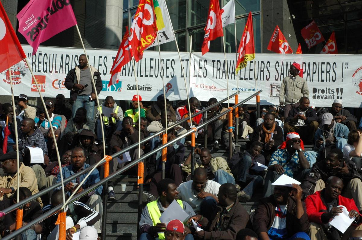 Banderole Syndicale et Associative, Régularisez les Travailleurs sans-Papiers.
