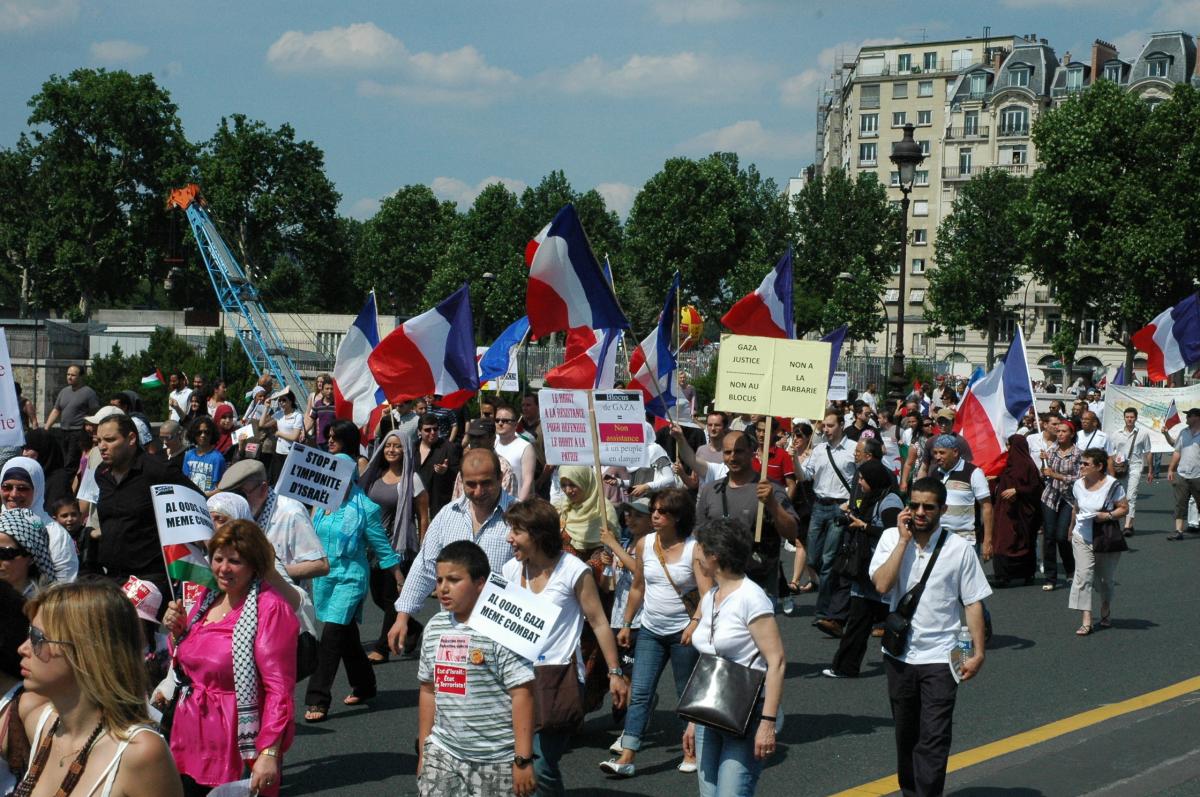 Cortège le droit à la résistance pour défendre le droit à la Patrie.