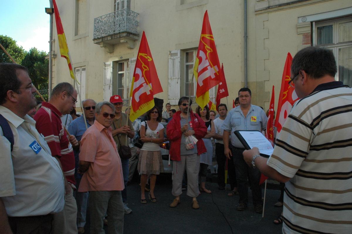 Délégation intersyndicale à la préfecture de Périgueux pour le dépôt des cartes pétitions défense des Retraites.