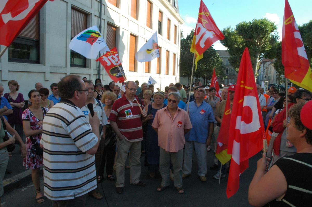 Délégation intersyndicale à la préfecture de Périgueux pour le dépôt des cartes pétitions défense des Retraites.