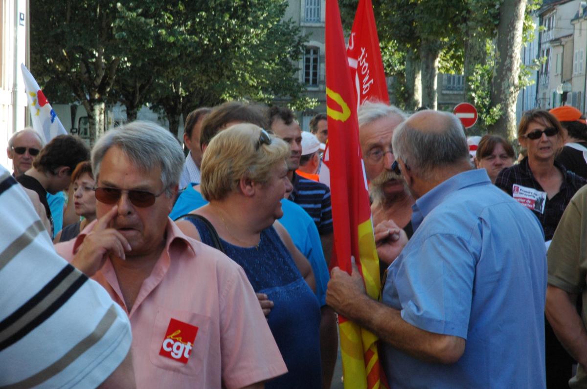 Délégation intersyndicale à la préfecture de Périgueux pour le dépôt des cartes pétitions défense des Retraites.