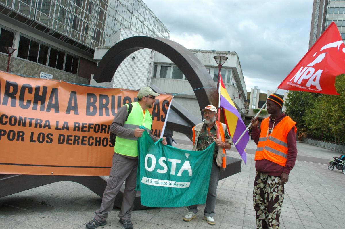 marcheurs du Collectif d'Aragon avecdrapeau OSTA syndicat d'Aragon