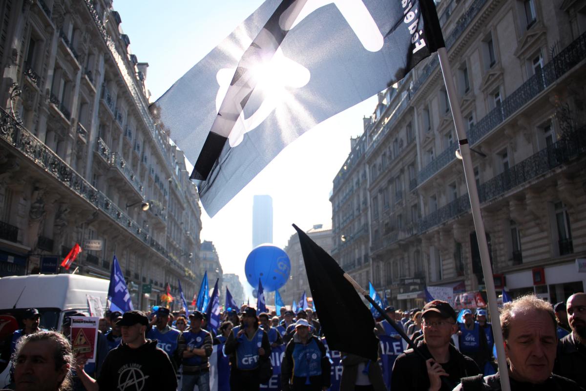 Derrière un drapeau de la FA... le cortège de la CFTC