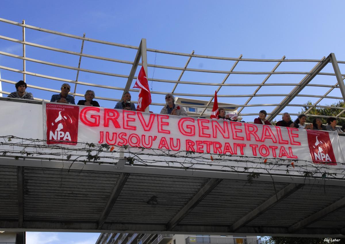 Banderole NPA lors de la manif toulonnaise contre la réforme des retraites