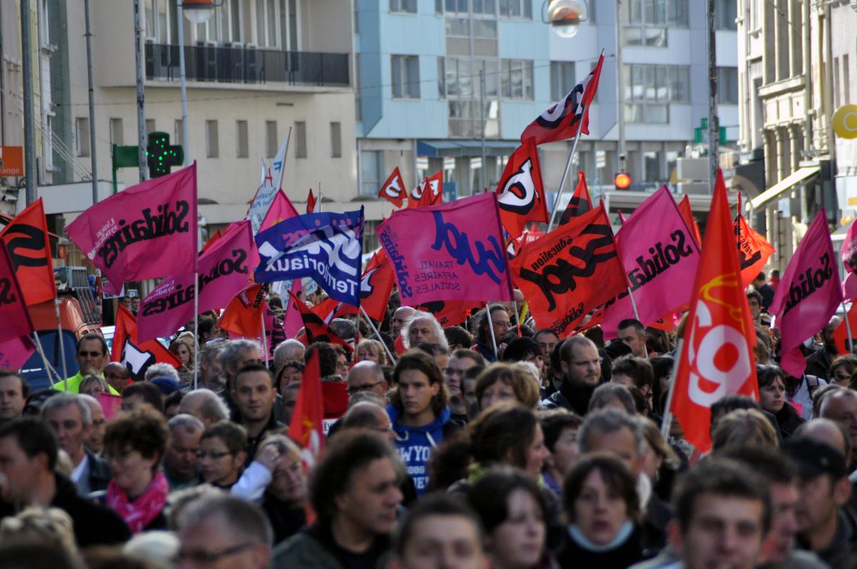 Cortège et drapeaux Solidaires.
