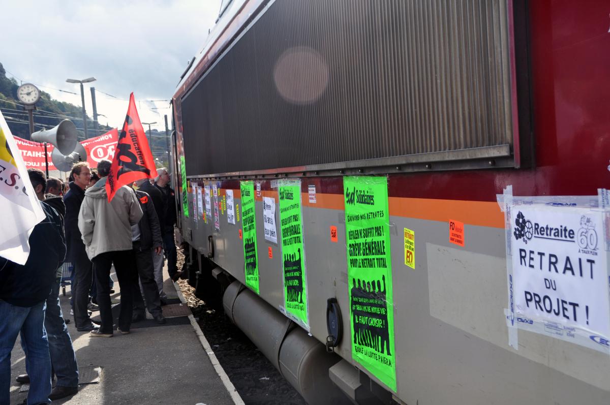 Blocage et décoration d'un train en direction de paris