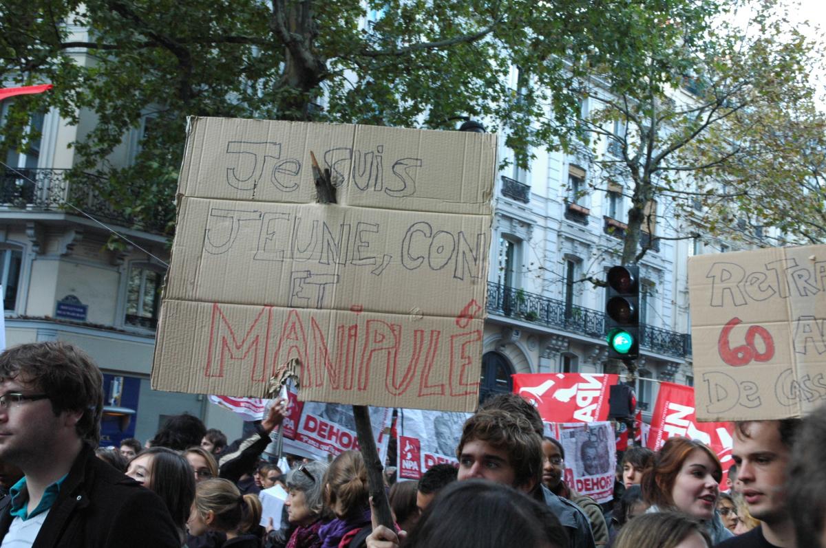 pancarte, je suis jeune, con et manipulé.