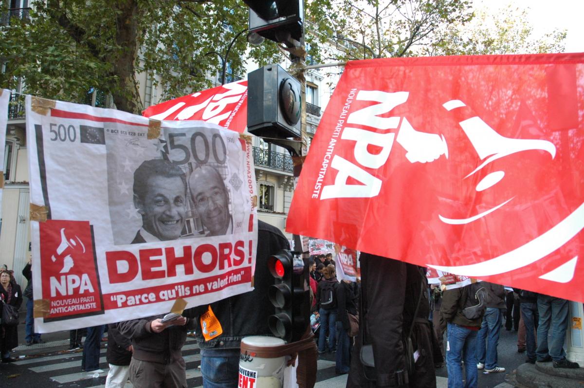 Affiche du Npa DEHORS! parce qu'ils ne valent rien et drapeau.