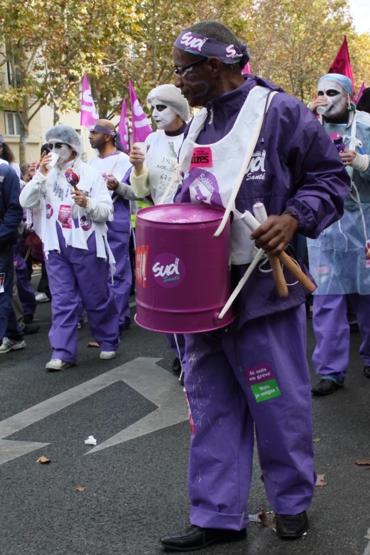 Tambour dans cortège Sud Santé-sociaux