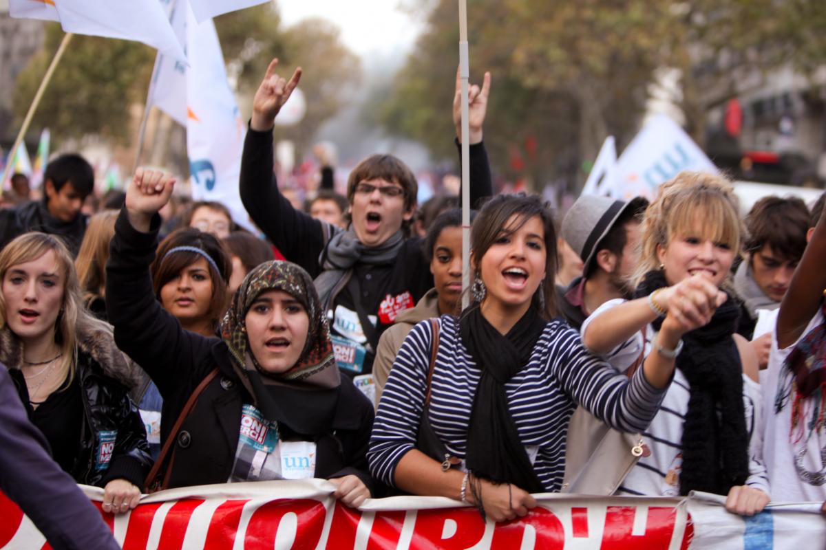 Cortège jeune ( UNEF , UNL ) avec des étudiantes - lycéennes le poing levé