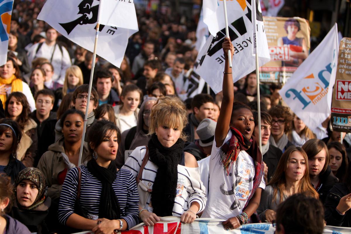 Cortège jeune ( UNEF , UNL ) avec des étudiantes - lycéennes le poing levé et des drapeaux