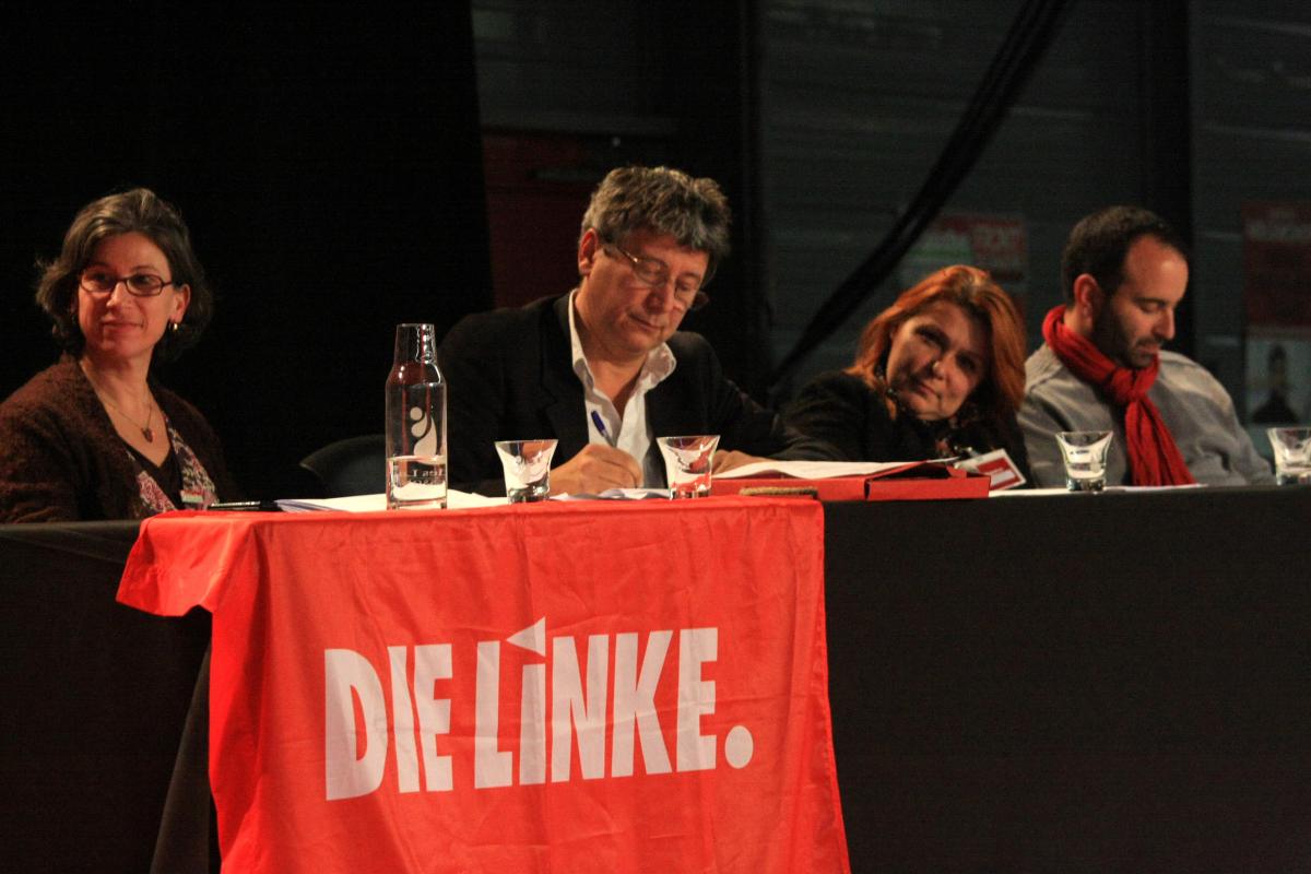 Drapeau de Die Linke à la tribune du congrès du Parti de Gauche