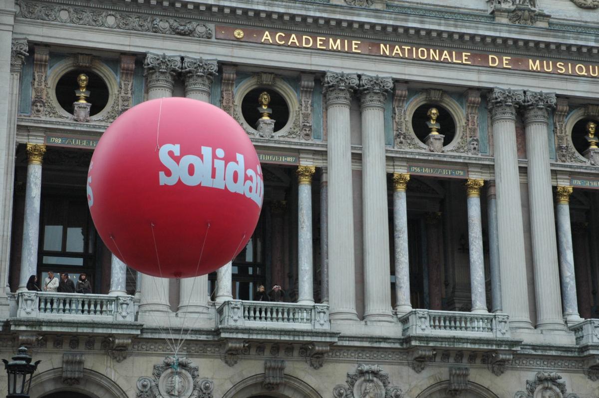 Ballon de Sud Solidaires devant l'opéra de Paris.