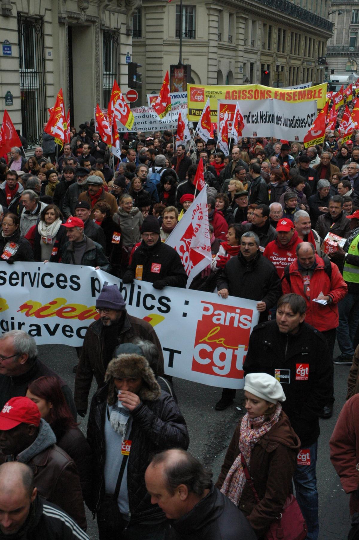 banderole service public et journalistes Cgt manifestation de l'Opéra au palais Brongniart siège de la Bourse Paris.
