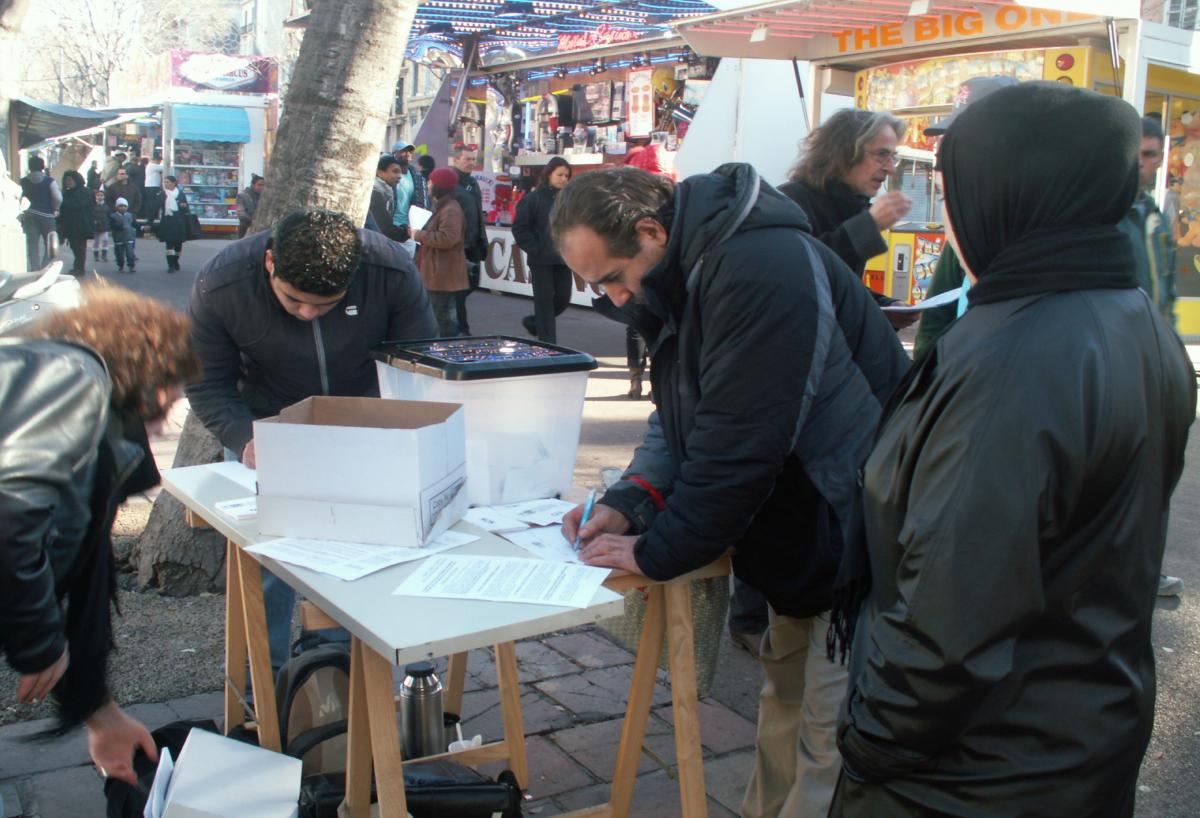 votation citoyenne au centre ville de Marseille .
