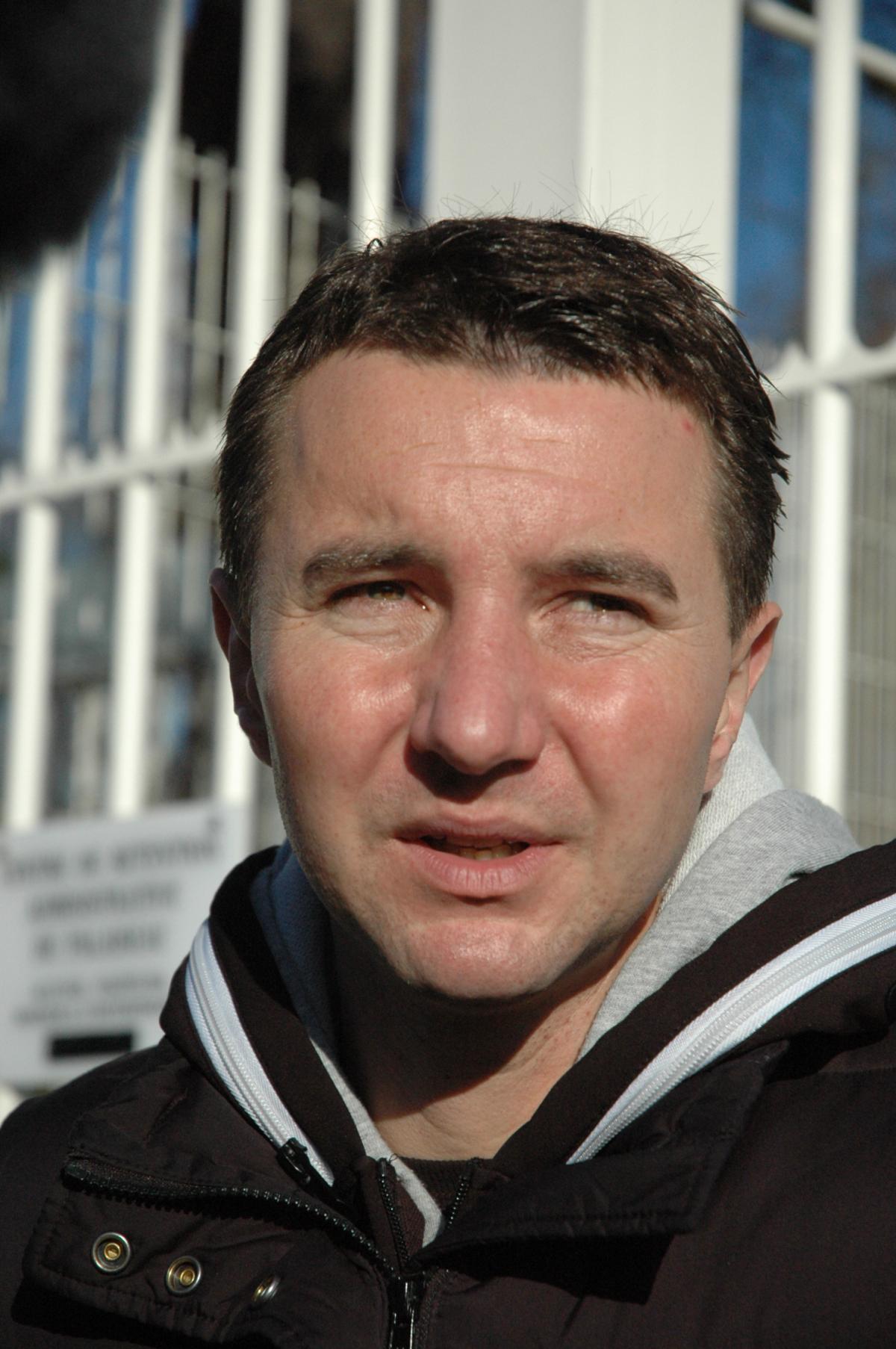 Olivier besancenot au CRA de Palaiseau répond au Cameraman du Npa
